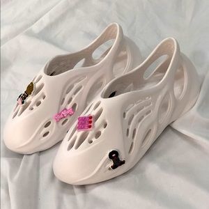 Hollow white clogs